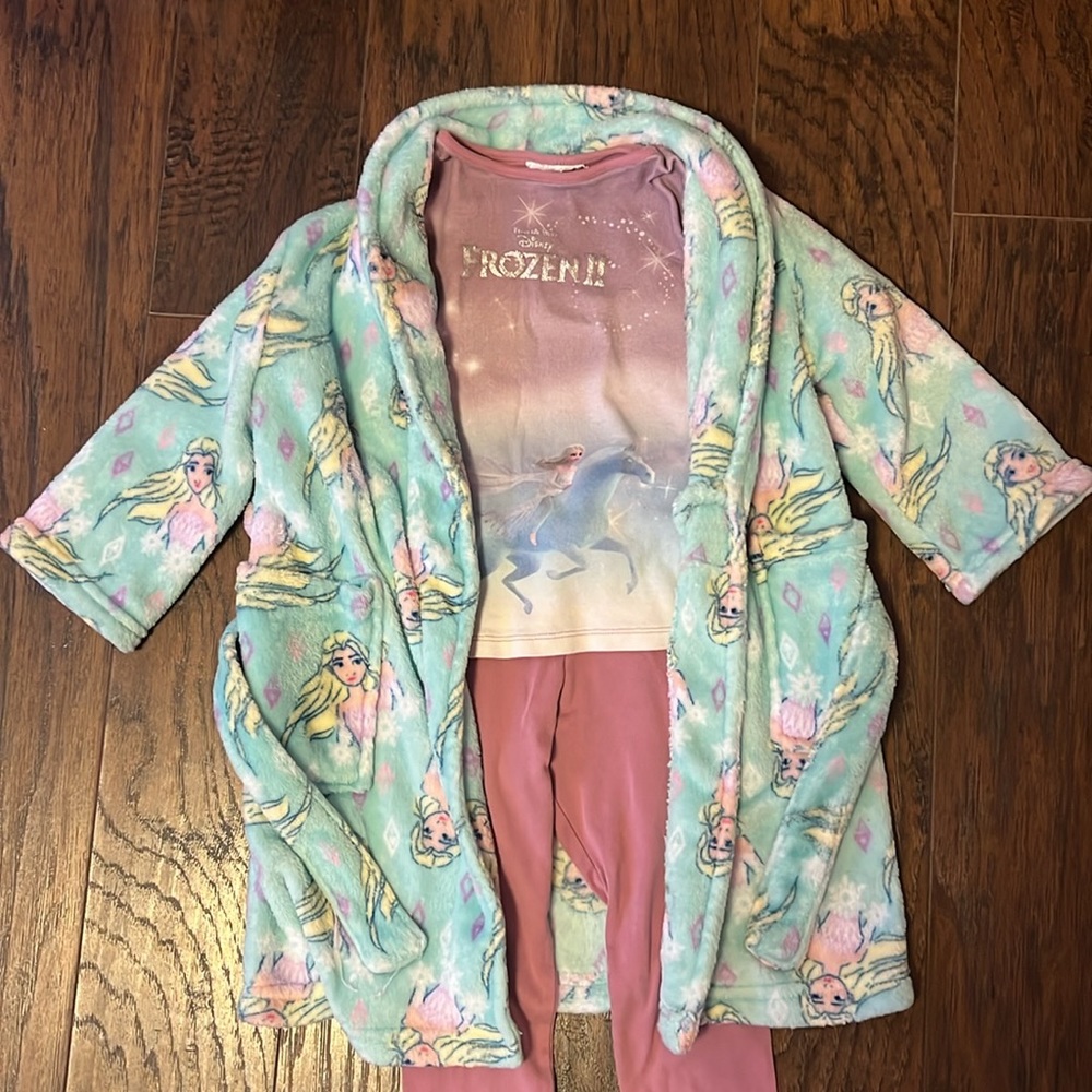 Elsa bedtime set: pajama set and bathrobe, size 3T
